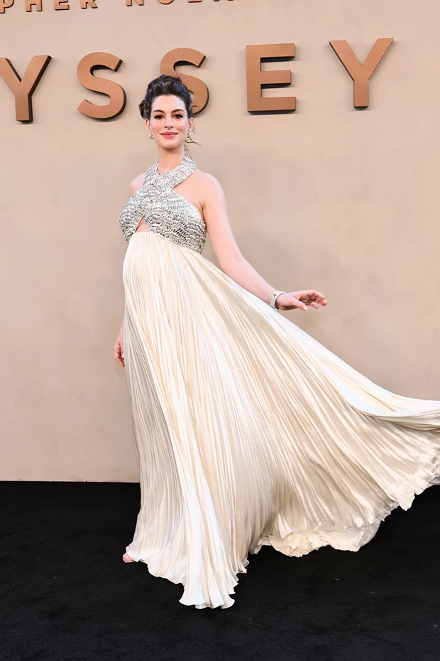 Η Anne Hathaway με grecian chic φόρεμα Prada