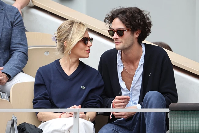 Η Sienna Miller βρήκε το ιδανικό χτένισμα για τις πολύ ζεστές μέρες του καλοκαιριού