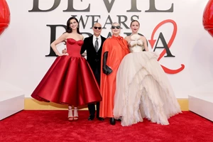 Anne Hathaway | Το εκθαμβωτικό της beauty look στην παγκόσμια πρεμιέρα του The Devil Wears Prada 2