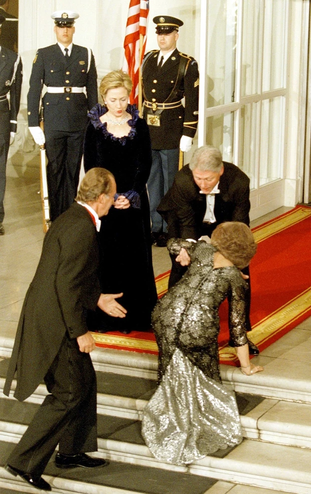 Όταν η βασίλισσα Σοφία έπεσε στα πόδια του Bill Clinton