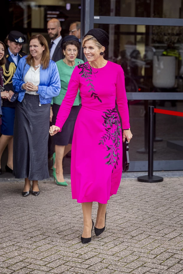 Μαξίμα της Ολλανδίας | Αναβίωσε το πιο κομψό της φόρεμα με headpiece σε σχήμα σπόρου