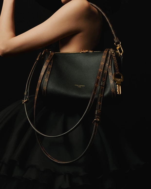 LOUIS VUITTON EXPRESS bag from FW 25 show