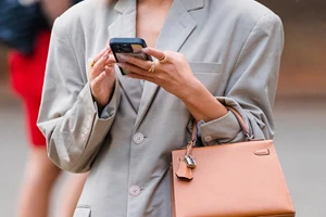 Η Julia Roberts με το χρώμα νυχιών που επιλέγουν τώρα οι πιο κομψές γυναίκες