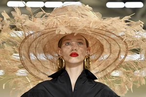 Τα καλύτερα αντηλιακά προσώπου με χρώμα για προστασία από τον ήλιο και ελαφριά κάλυψη