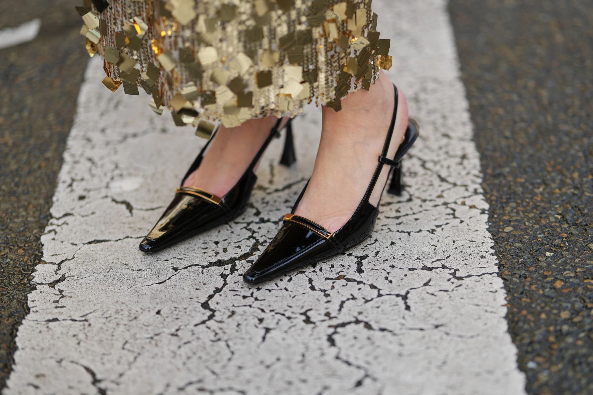 Το μαύρο φόρεμα των ρεβεγιόν είναι δημιουργημένο από τα δύο πολυτελή υφάσματα που αγαπούν οι γυναίκες