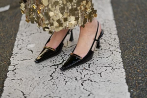 Το μαύρο φόρεμα των ρεβεγιόν είναι δημιουργημένο από τα δύο πολυτελή υφάσματα που αγαπούν οι γυναίκες