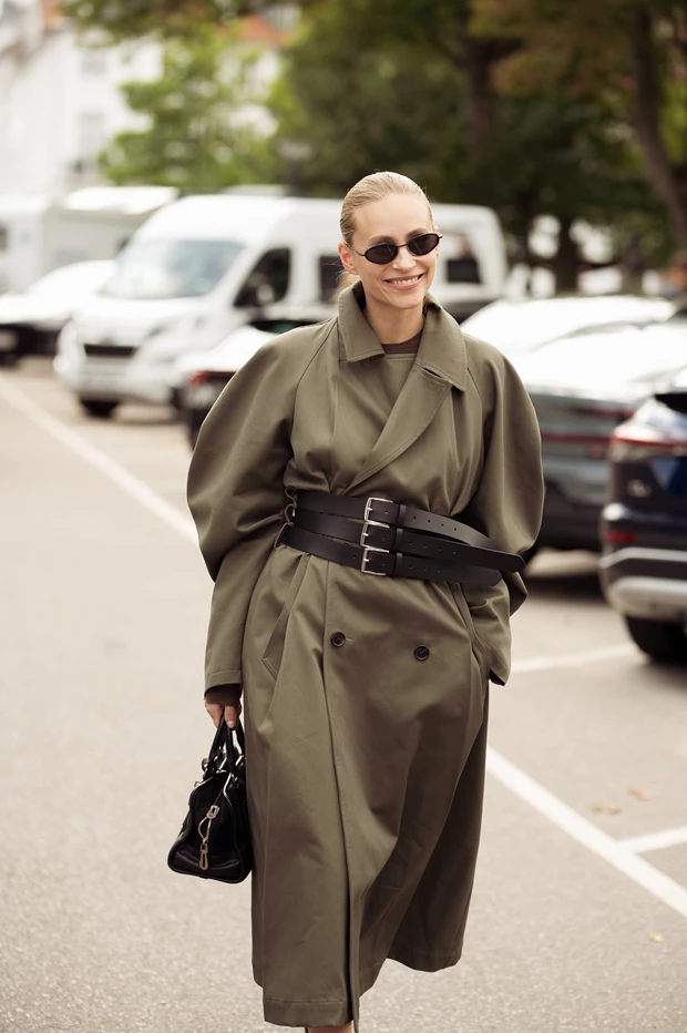 Η ζώνη είναι το It αξεσουάρ του 2025 | Πώς θα την φορέσετε κομψά