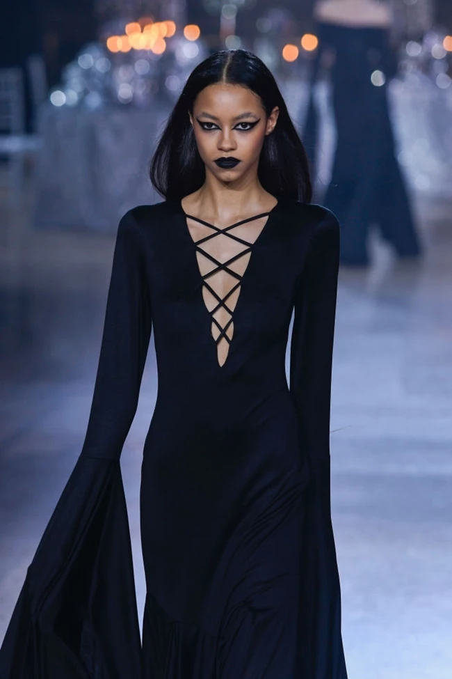 Go Dark or Go Home | Τα κραγιόν που θα "φορεθούν" περισσότερο τη νέα χρονιά