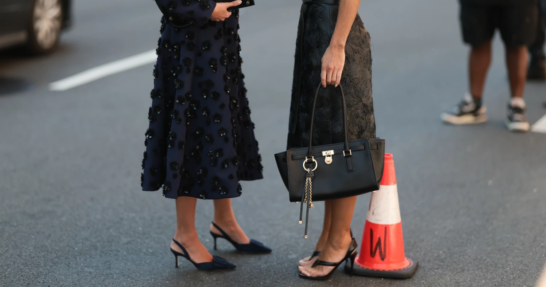 Οι slingback γόβες που θα ορίσουν τα χειμωνιάτικα looks σας έχουν πολυτελή υφή βελούδου