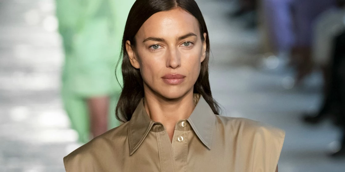 Η Irina Shayk φόρεσε το απόλυτο school girl outfit με την υπογραφή του οίκου Burberry