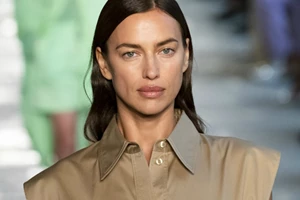 Η Irina Shayk φόρεσε το απόλυτο school girl outfit με την υπογραφή του οίκου Burberry