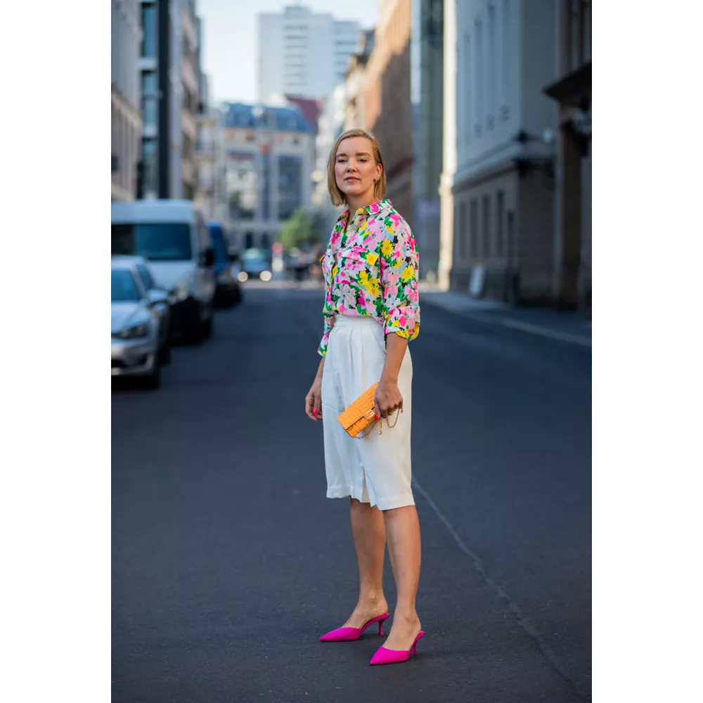 Με φλοράλ πουκάμισο