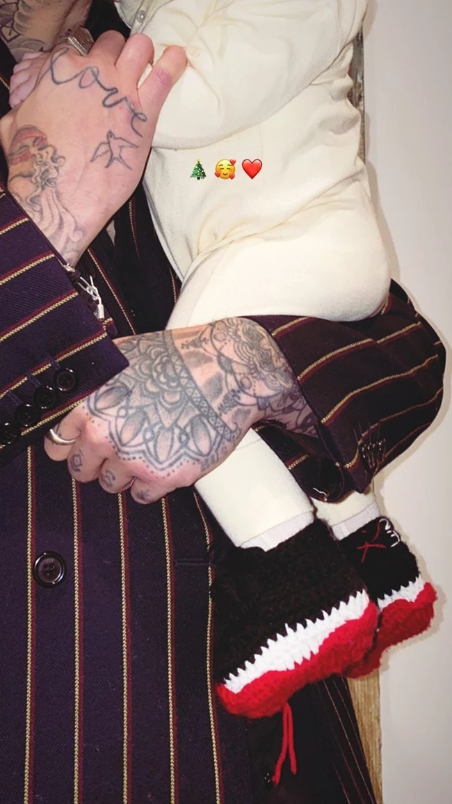 Η Gigi Hadid μοιράζεται νέες φωτογραφίες του μωρού της