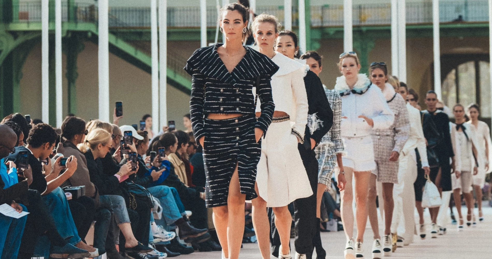 Chanel | Οι ανατρεπτικές τάσεις ομορφιάς που ανέδειξε το SS25 show στο Παρίσι