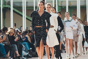 Chanel | Οι ανατρεπτικές τάσεις ομορφιάς που ανέδειξε το SS25 show στο Παρίσι