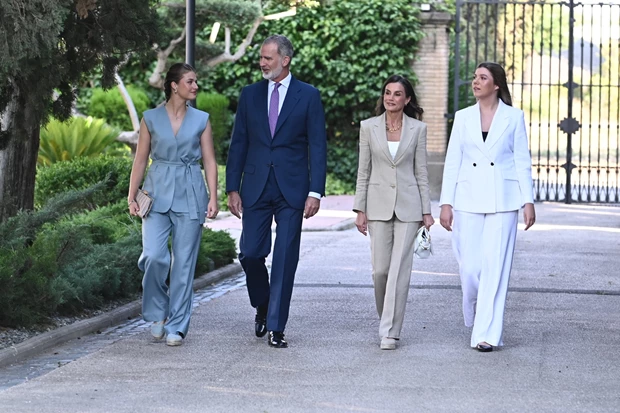 H Letizia, η Leonor και η Sofía της Ισπανίας με κομψά κοστούμια και ο βασιλιάς Φίλιππος