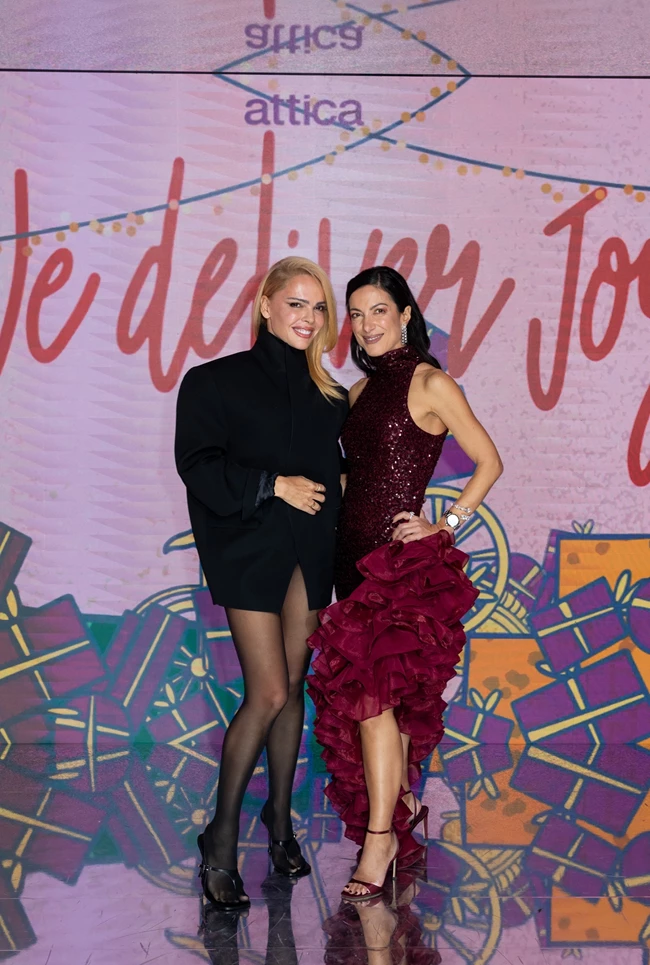 Η Ευαγγελία Σμυρνιωτάκη με outfit JACQUEMUS και η Φοίβη Παναγιωτοπούλου με outfit ROTATE, όλα attica.