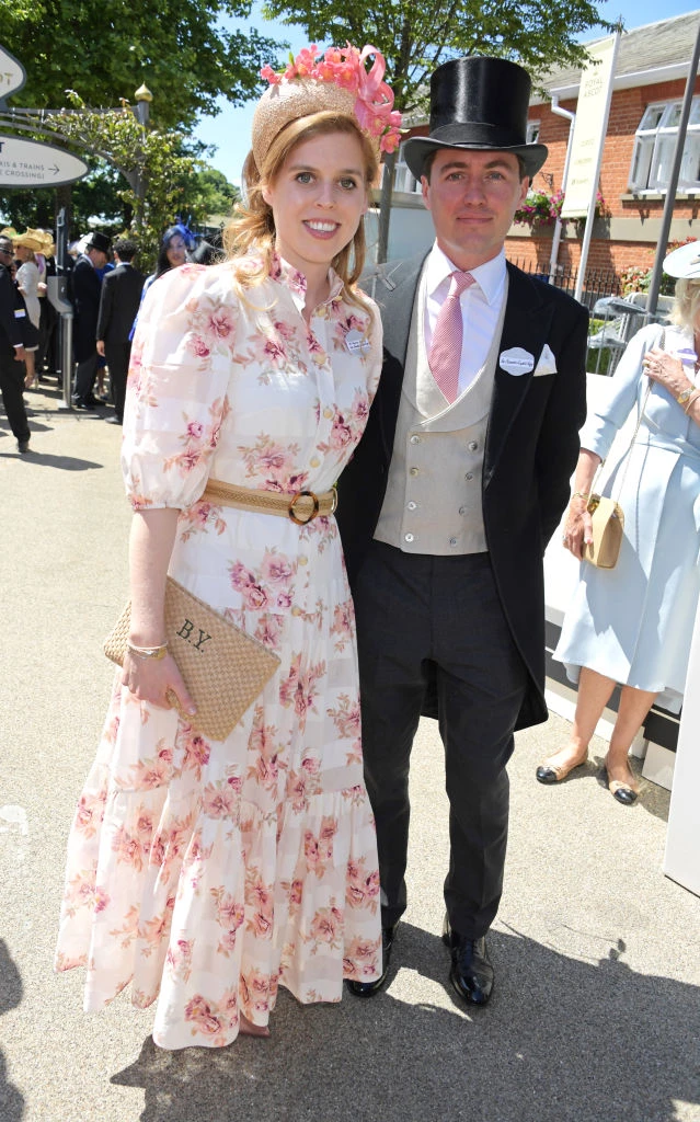 Royal Ascot | Η εμφάνιση της πριγκίπισσας Βεατρίκης με ροζ floral φόρεμα