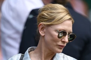 Η Olivia Rodrigo στο πνεύμα του Wimbledon με vintage φόρεμα Ralph Lauren και τον Louis Patridge στο πλευρό της