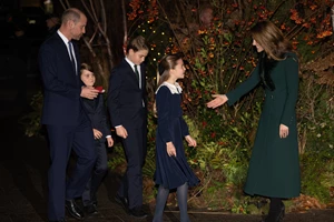 Η Kate Winslet σε εμφάνιση - έκπληξη στο Λονδίνο δίπλα στον γιο της