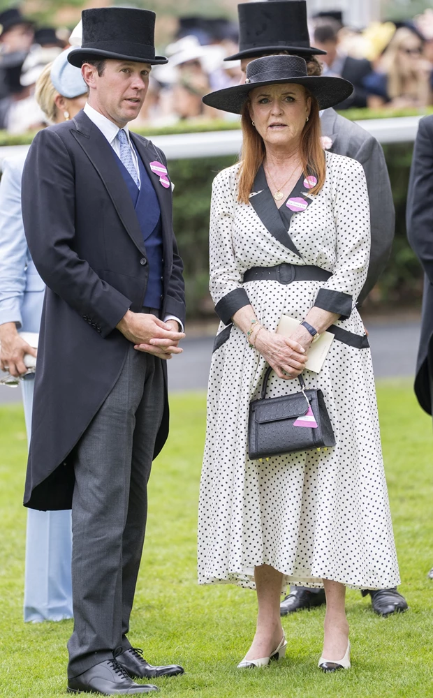 Sarah Ferguson | Η εμφάνιση στο φετινό Royal Ascot που θύμισε ένα από τα χαρακτηριστικότερα look της πριγκίπισσας Diana