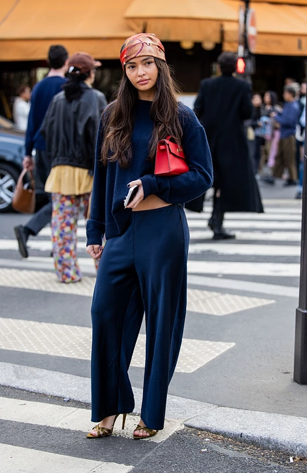 Street style στο Παρίσι με navy σύνολο, μεταξωτό μαντήλι και κόκκινη τσάντα mini