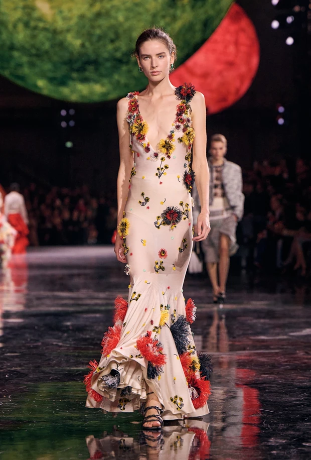 Total look Chanel από τη συλλογή Άνοιξη Καλοκαίρι 2026, βραδινό φόρεμα με καμέλιες. 