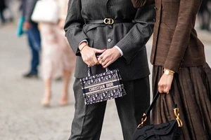 Η Victoria Beckham υιοθέτησε ήδη το μεγαλύτερο nail trend της άνοιξης