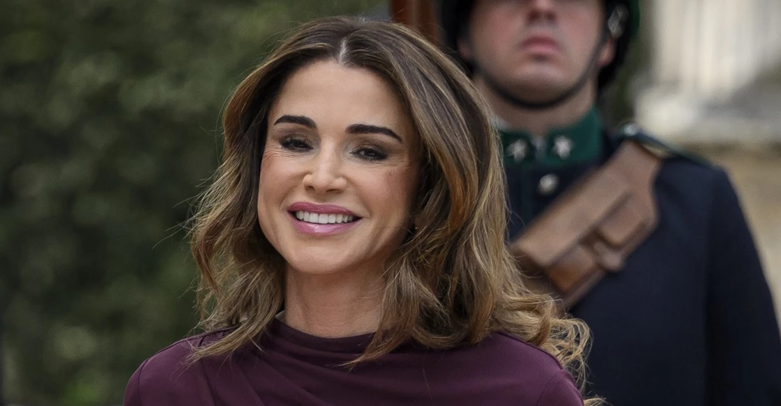 Ράνια της Ιορδανίας | Αγκαλιά με την εγγονή της, πριγκίπισσα Iman, στη χριστουγεννιάτικη κάρτα της βασιλικής οικογένειας