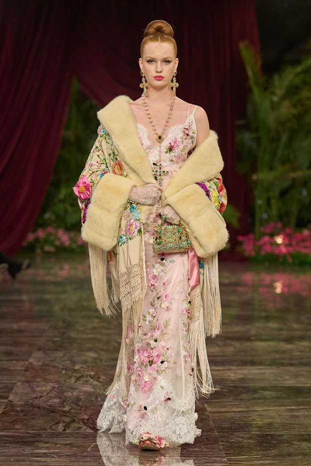 Μοντέλο με λουλουδάτο couture φόρεμα και γούνινη εσάρπα στην Ταορμίνα.