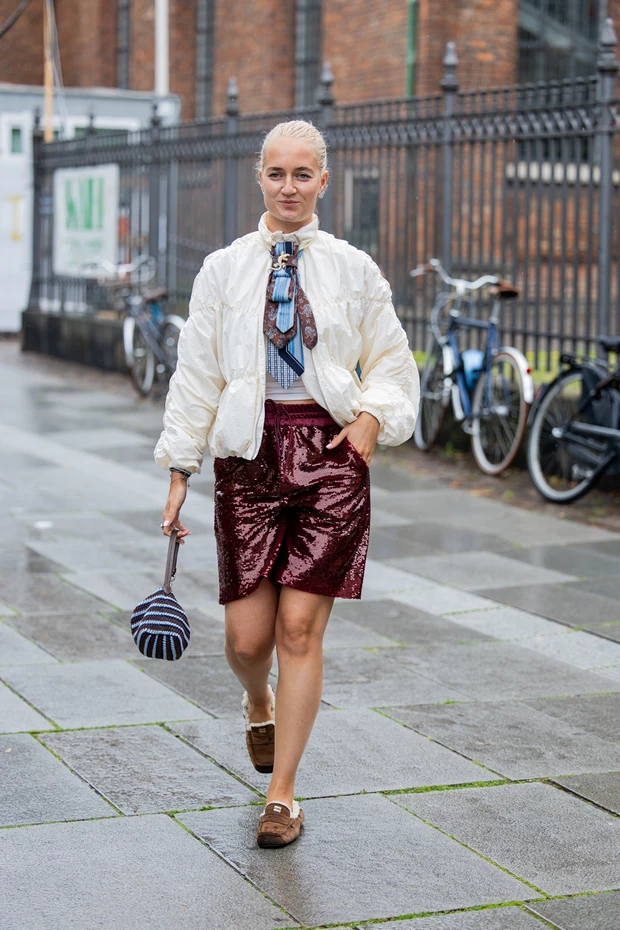 STREET STYLE LOOK ΚΟΠΕΓΧΑΓΗ: σορτς με παγιέτες και λευκό τζάκετ