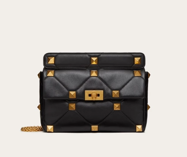 H Valentino Garavani τσάντα που επιλέγουν η Angelina Jolie και η Sharon Stone