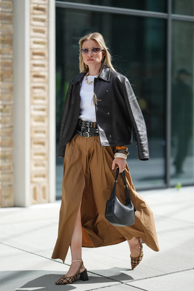 slingback γόβες φούστα και δερμάτινο τζάκετ τάση παπούτσια φθινόπωρο 2025