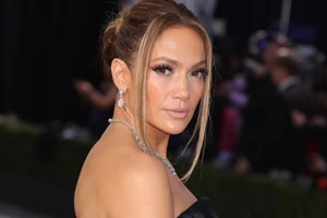 Bye Bye Summer | Διάσημες γυναίκες άνω των 50 ποζάρουν με μαγιό και καταρρίπτουν τα ηλικιακά ταμπού