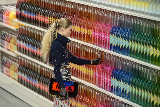 Ο οίκος Sotheby's διοργανώνει μια δημοπρασία με iconic κομμάτια Chanel