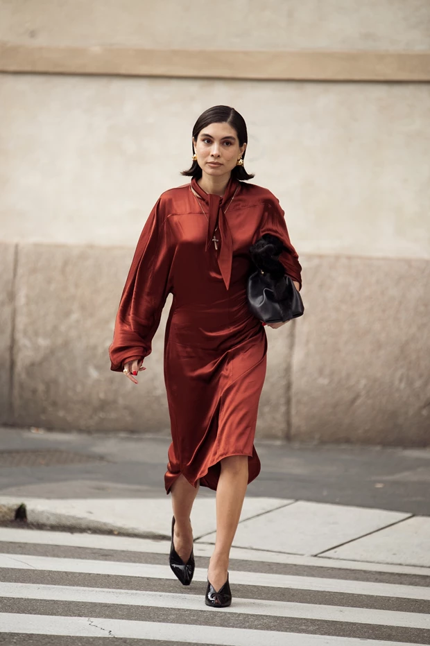 Σατέν φόρεμα σε κεραμιδί χρώμα, φθινοπωρινά φορέματα τάσεις χρώματα 2025.