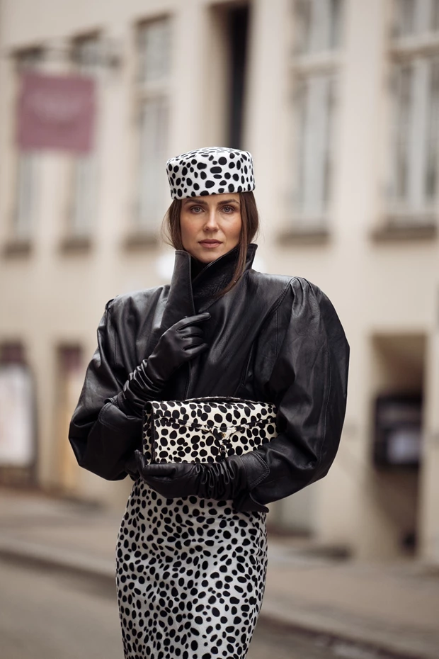 Street style Κοπεγχάγη: δερμάτινο jacket, πουά σύνολο και matching καπέλο