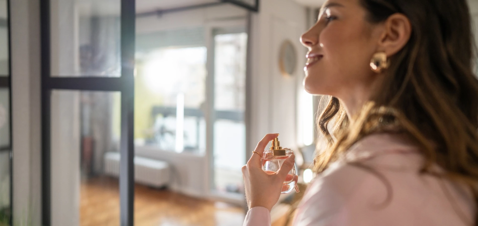 Αυτό το άρωμα έχει νότες αλατισμένης καρύδας και είναι η απόλυτη επιλογή για τα θερμά βράδια του καλοκαιριού