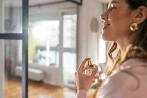 Αυτό το άρωμα έχει νότες αλατισμένης καρύδας και είναι η απόλυτη επιλογή για τα θερμά βράδια του καλοκαιριού