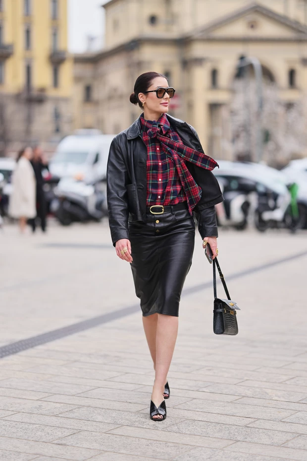 STREET STYLE LOOK: Μεταβατικο στιλ με δερμάτινη φούστα σε ίσια γραμμή και καρό πουκάμισο κόκκινο