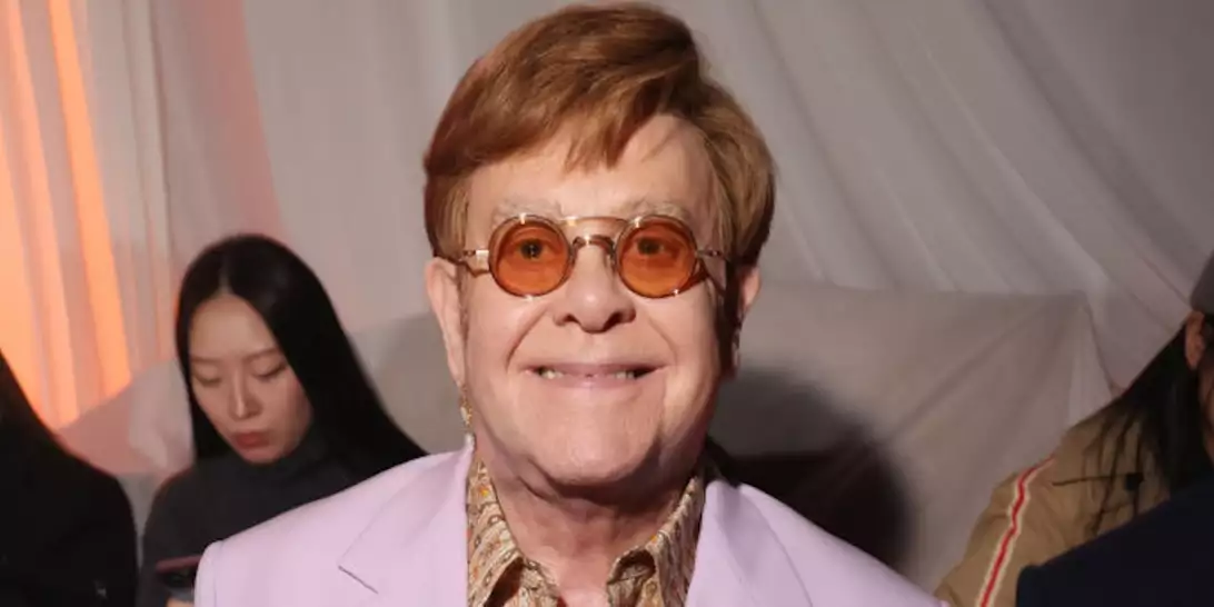 Ο Elton John "προσπαθεί να γίνει ειρηνοποιός στη διαμάχη της οικογένειας Beckham"