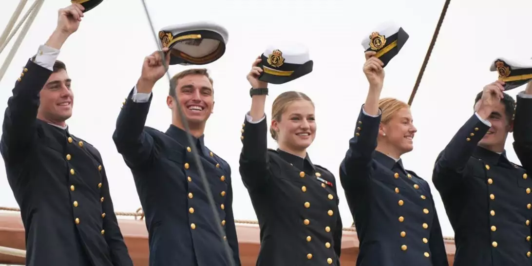 Πριγκίπισσα Leonor | Ο γοητευτικός Βρετανός που τη συντροφεύει στο ταξίδι της στον ωκεανό