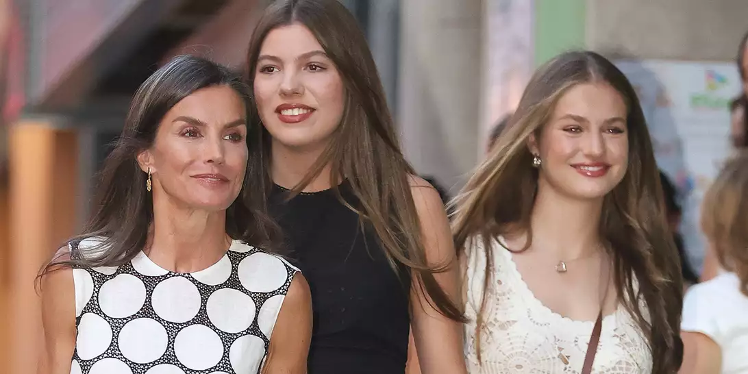 Βασίλισσα Letizia | Κάνει διακοπές με τις κόρες της φορώντας ασορτί σανδάλια