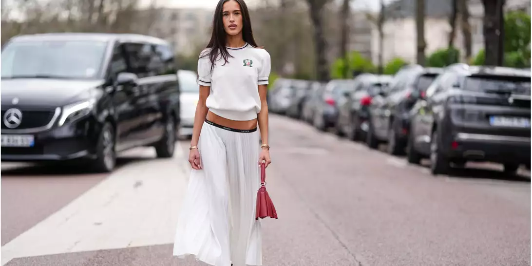 Πώς θα φορέσετε κομψά μια λευκή φούστα φέτος την άνοιξη