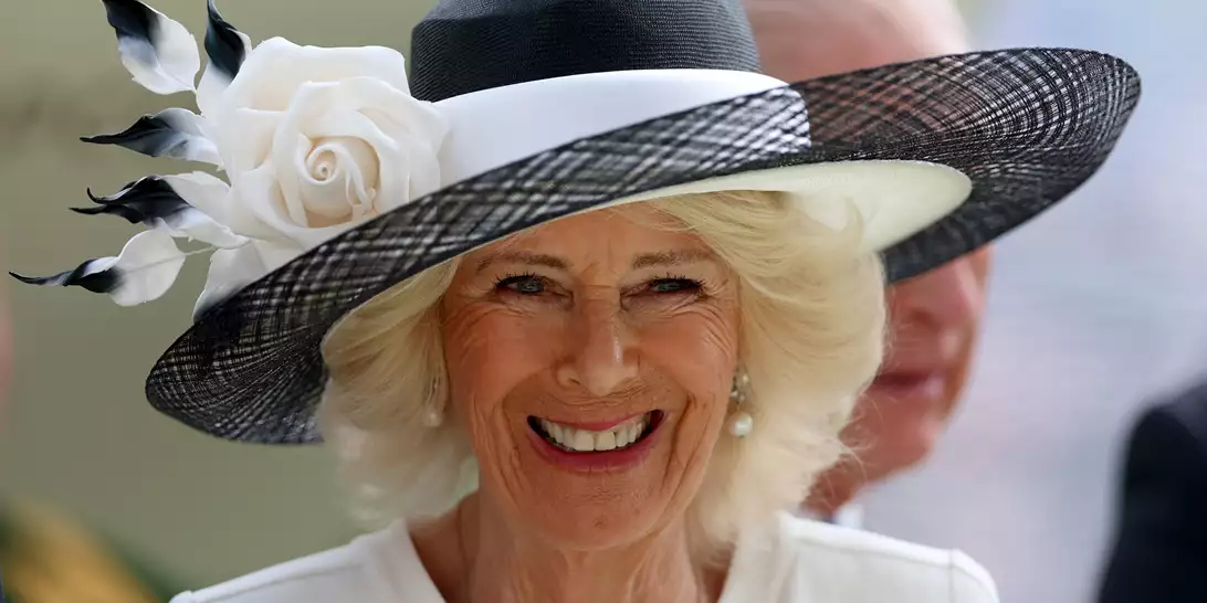 Γιατί η βασίλισσα Καμίλα δε φόρεσε τιάρα στον γάμο της με τον βασιλιά Κάρολο;