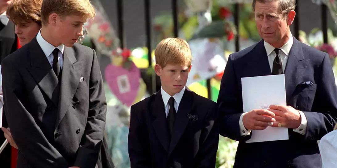 Ο πρίγκιπας Harry πιο αποκαλυπτικός από ποτέ | Η στιγμή που τον "λύγισε" στην κηδεία της μητέρας του