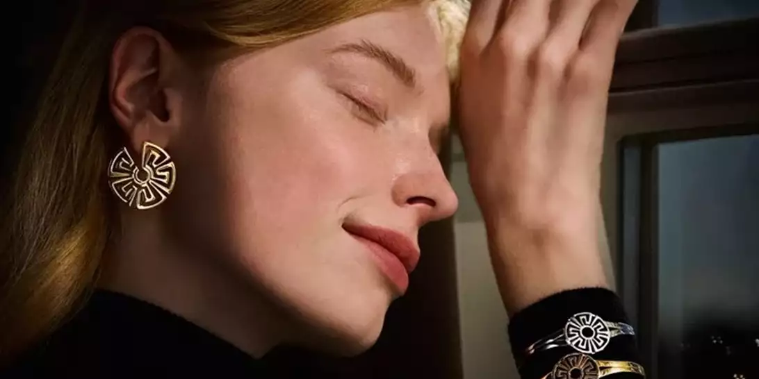 "AENAON" | Η αέναη λάμψη του oίκου ZOLOTAS αναδεικνύεται μέσα από ένα γούρι-ωδή στο μοτίβο του Μαίανδρου