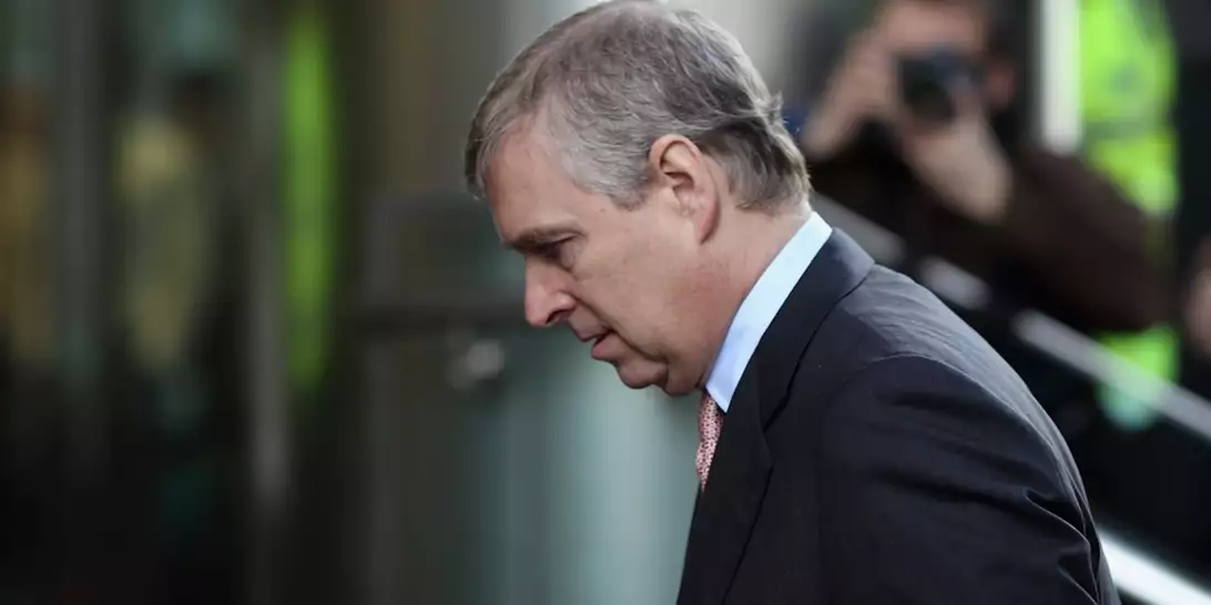 Η απόλυτη πτώση του Αndrew! Ξυπνάει αργά, παίζει βιντεοπαιχνίδια, βλέπει πολεμικές ταινίες και αγώνες γκολφ