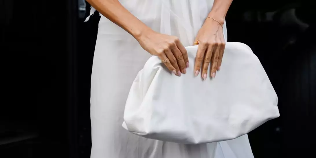 Pantone Cloud Dancer | 4 μανικιούρ που απογειώνουν το πιο "ακριβό" χρώμα του 2026