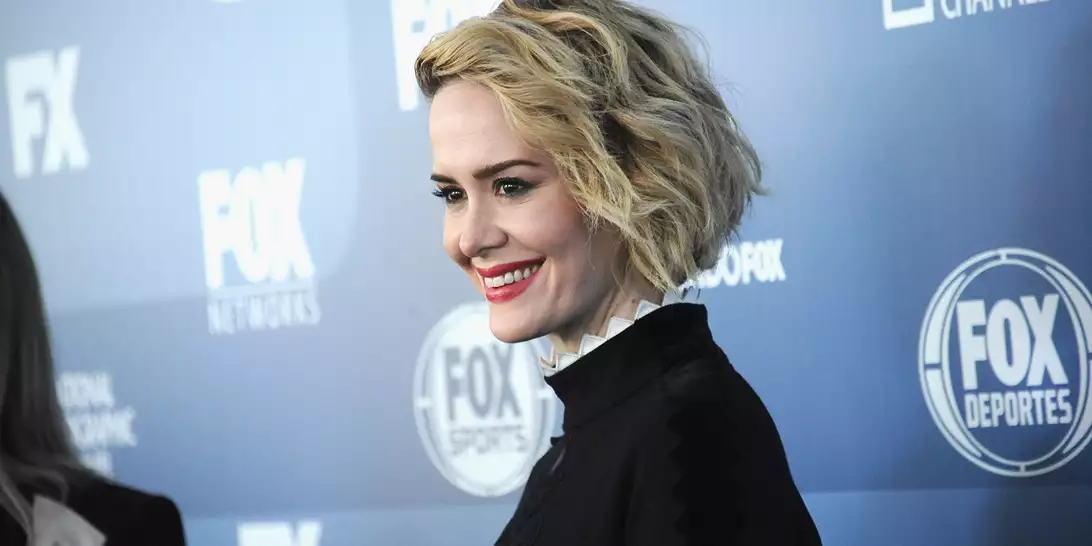 H Sarah Paulson εντυπωσίασε και πάλι μ' ένα υπέροχο μπλε μακρυμάνικο φόρεμα